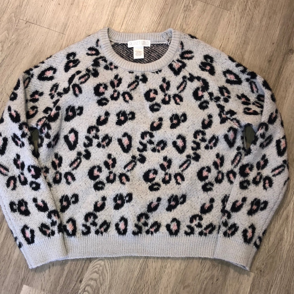 Women’s Leopard print thick sweater. NWOT. Size L